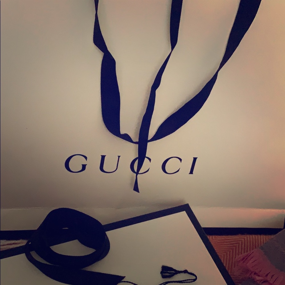Gucci’s scarf new not worn Can be used 2 sides